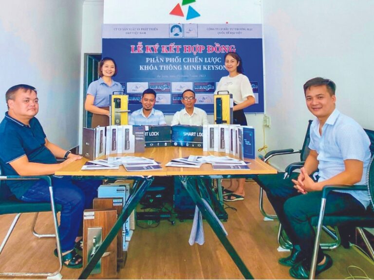 Album ảnh ký kết hợp đồng
