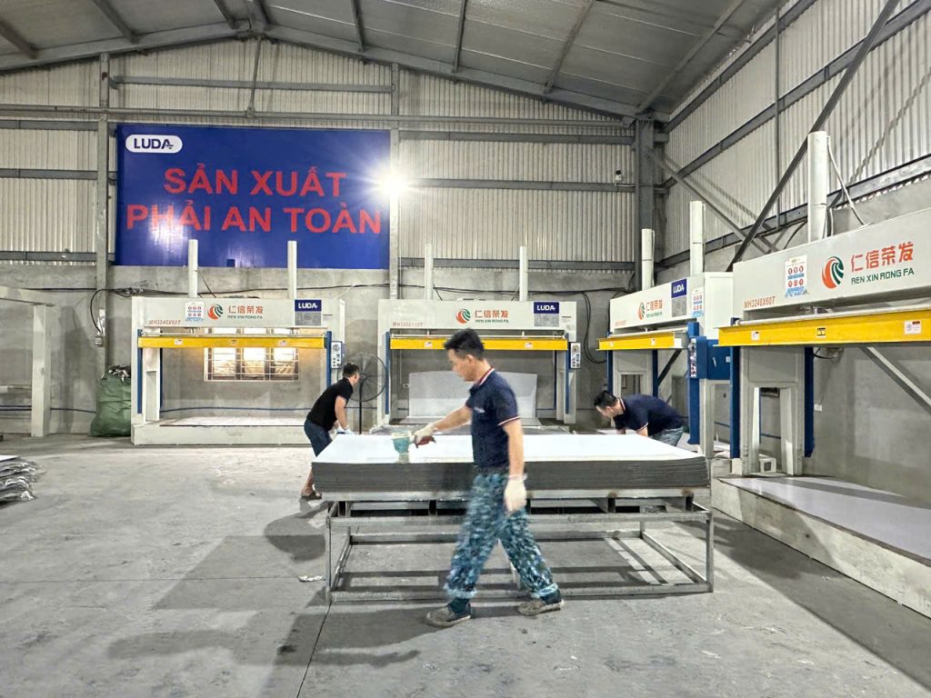 NHÀ MÁY TẤM TỔ ONG LUDA — GIẢI PHÁP VẬT LIỆU HIỆN ĐẠI CHO CỬA VÀ NỘI THẤT