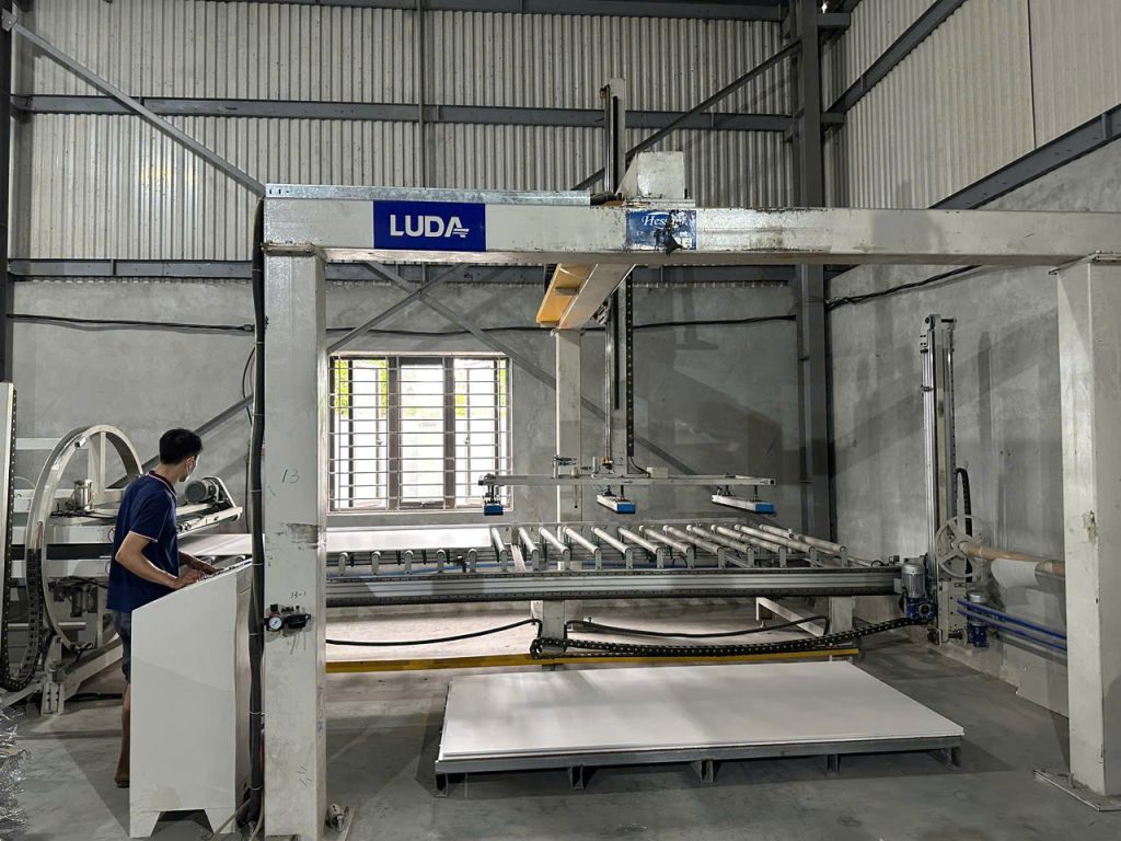 NHÀ MÁY TẤM TỔ ONG LUDA — GIẢI PHÁP VẬT LIỆU HIỆN ĐẠI CHO CỬA VÀ NỘI THẤT